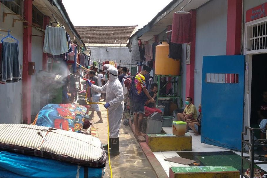 12 Orang Terpapar Covid, Lapas Kelas IIA Jember Disemprot Disinfektan