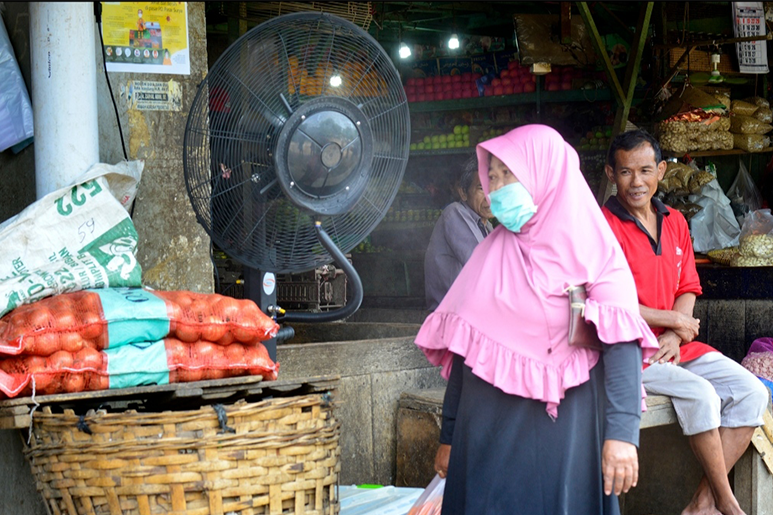 Cegah Covid-19, PD Pasar Surya Pasang Kipas Semprot Disinfektan di Pasar Keputran