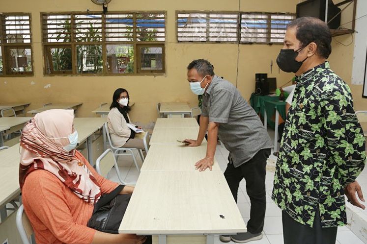Koperasi Sekolah di Surabaya Kembalikan Uang Siswa MBR yang Terlanjur Beli Seragam