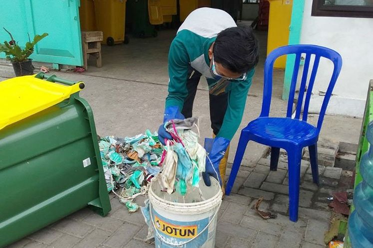 Berikut Cara DKRTH Surabaya Tangani Sampah Rumah Tangga Masker
