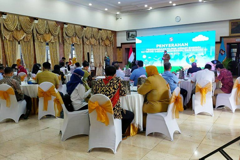 DLH Kota Surabaya Beri Penghargaan Perusahaan yang Hemat Energi