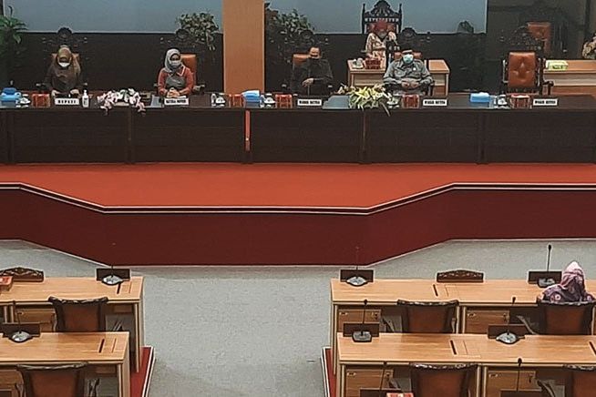 Gelar Rapat Paripurna, DPRD Kabupaten Mojokerto bersama Bupati Bahas Raperda P-APBD 2021