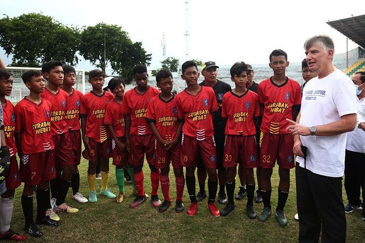 Dubes Inggris Tinjau Program Pengembangan Sepak Bola di Surabaya