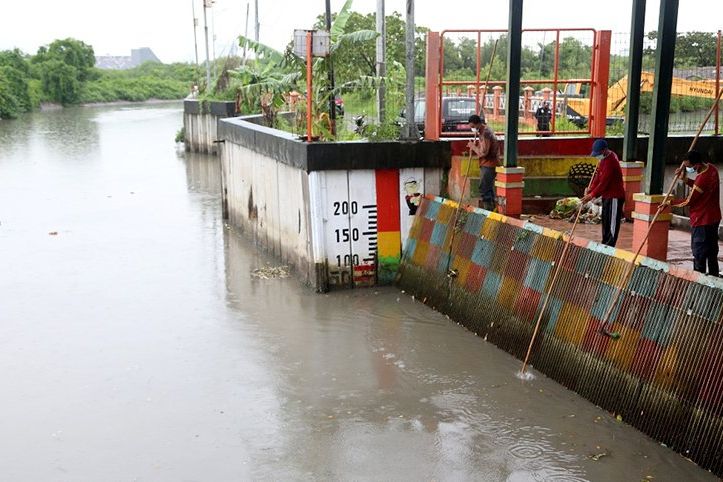 Elevasi Air Rumah Pompa di Surabaya Naik, Camat Harus Segera Koordinasi