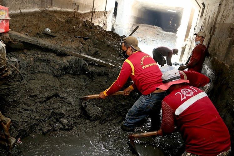 Antisipasi Musim Hujan, Endapan Lumpur di Saluran Box Culvert Dikeruk