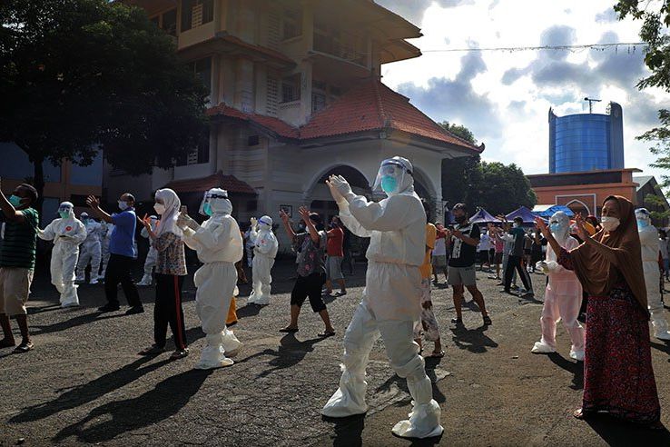 Pakai APD Lengkap, Wali Kota Eri Cahyadi Keliling Semangati Warga yang Jalani Isoman