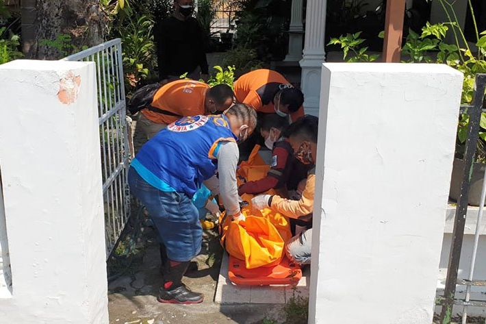 Penjaga Katering di Mojokerto Ditemukan Tewas Mendadak, Evakuasi Pakai APD