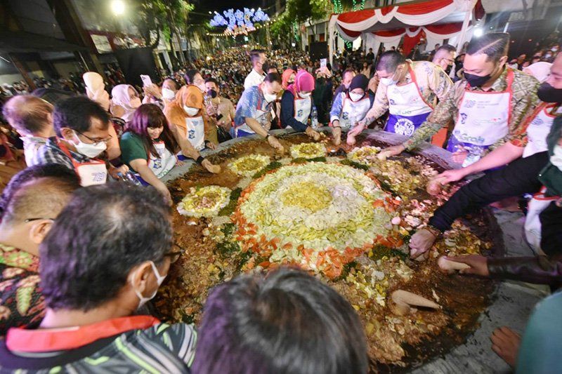 Digelar Malam Hari, Warga Surabaya Tumplek Blek di Festival Rujak Uleg Surabaya