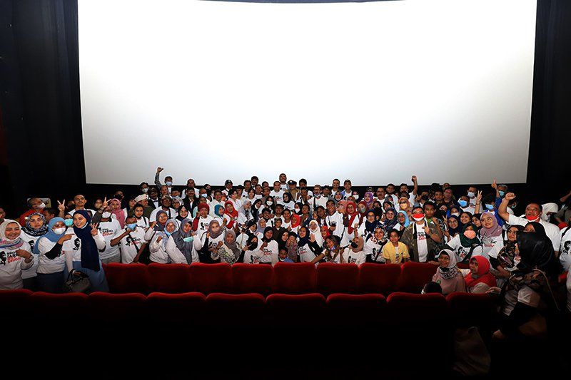Begini Keseruan Wali Kota Eri Cahyadi Nobar Film Koesno bersama Ratusan Warga Surabaya
