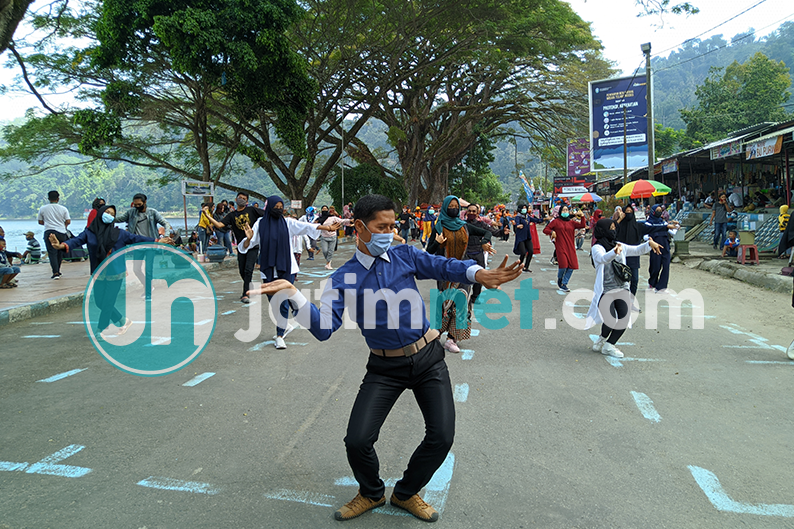 <em>New Normal, Flashmob</em> Langen Tayub Hibur Masyarakat di Telaga Ngebel