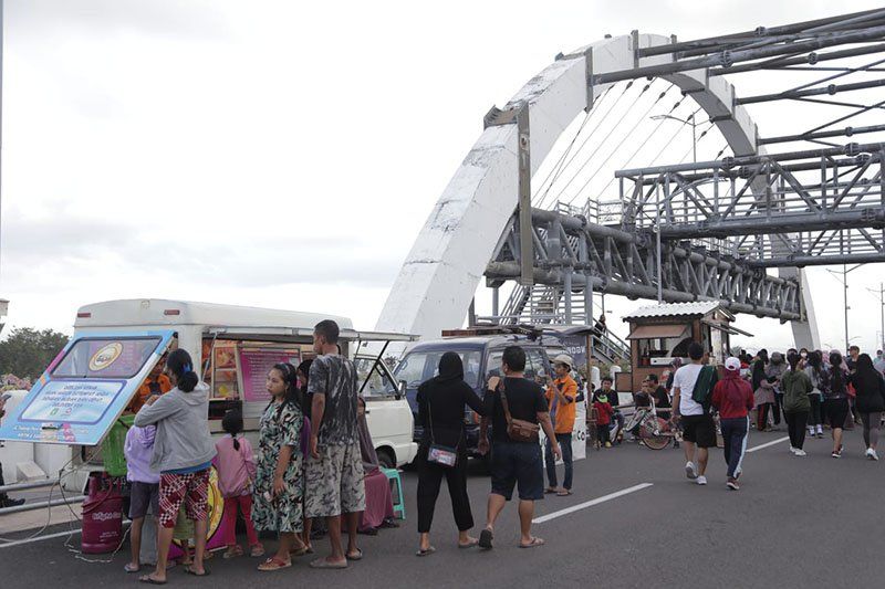 Car Free Day Jembatan Suroboyo Diramaikan dengan <em>Food Truck</em> dan Pagelaran Akustik
 