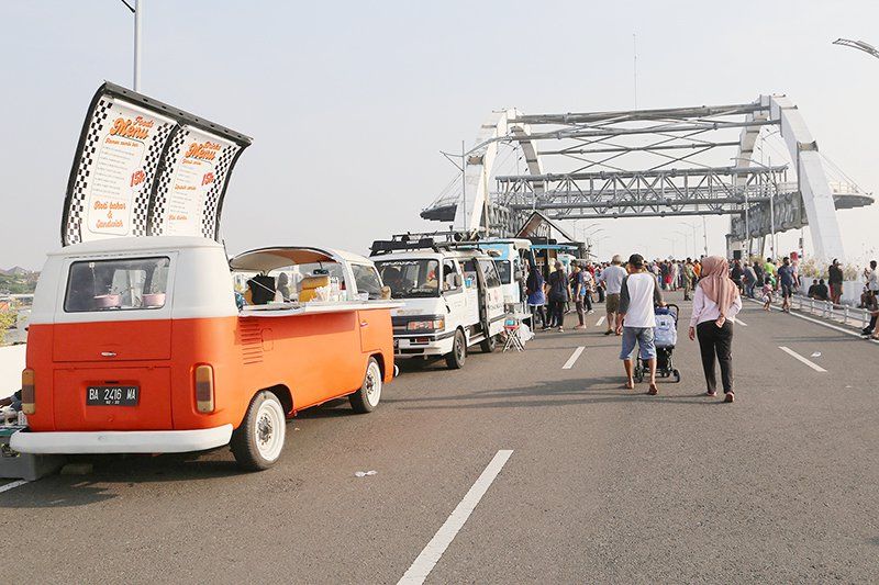 <em>Food Truck</em> hingga Pembagian Doorprize, Ramaikan Peringatan Harkopnas ke-75 di Jembatan Suroboyo