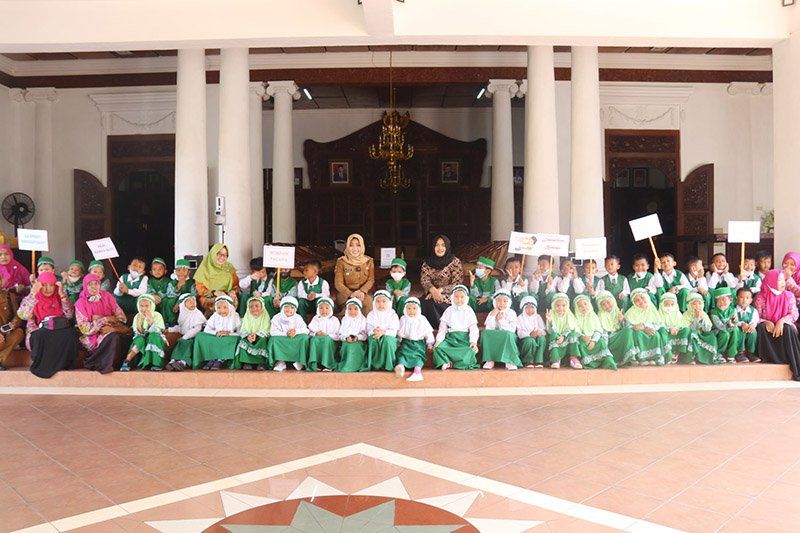  Bupati Mojokerto Dapat Hadiah Handicraft Hingga Pantun dari Siswa TK Ngoro