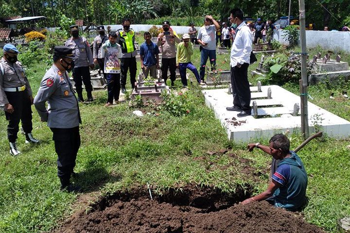 Diduga Dengar Bisikan Gaib, Suami di Ponorogo Gali Makam Istrinya