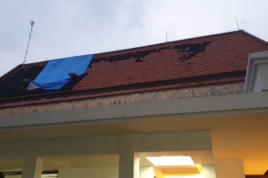 Atap Gedung BPKAD Mojokerto Ditejrang Puting Beliung, Pegawai Panik