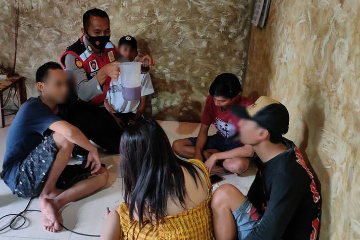 Asyik Pesta Miras di Kafe Remang-remang, Dua Orang Diamankan