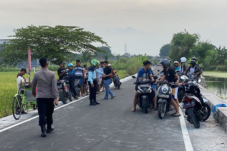 Aksi Balap Liar di Mojokerto Dibubarkan, Untuk Bisa Lolos Joki Nekat Nabrak Mobil Polisi