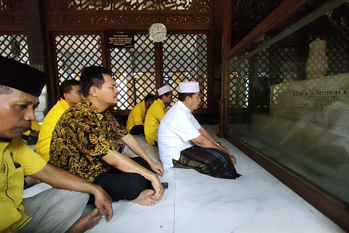 Elit Partai Golkar Ziarah ke Makam Pengasuh Ponpes Zainul Hasan Genggong