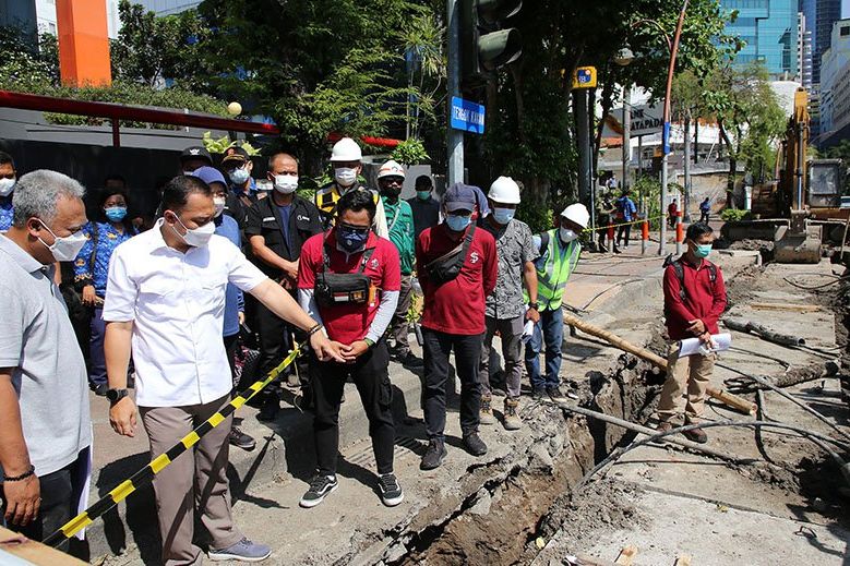 Kabel Optik di Surabaya Semrawut Jadi Penyebab Saluran Air Terhambat