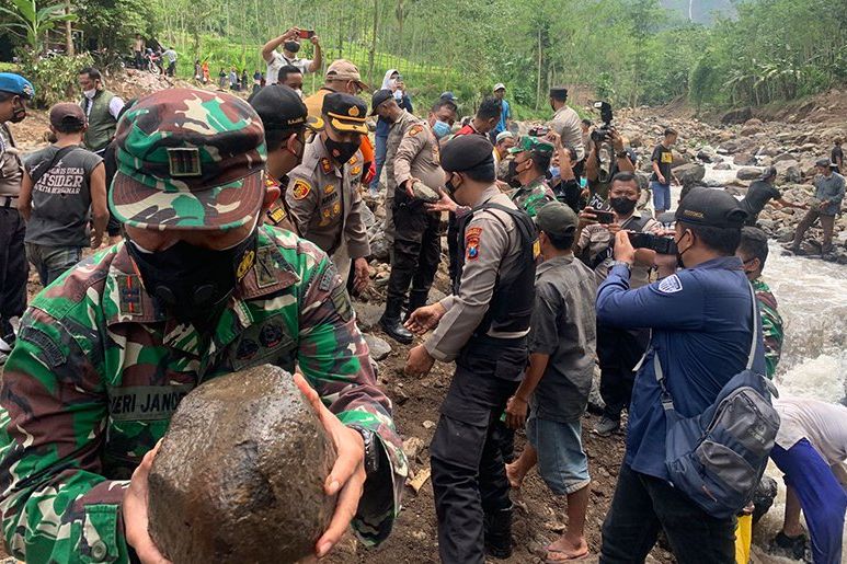 Warga Probolinggo Bersama Forkopimda, Benahi Jembatan Putus Akibat Banjir Bandang