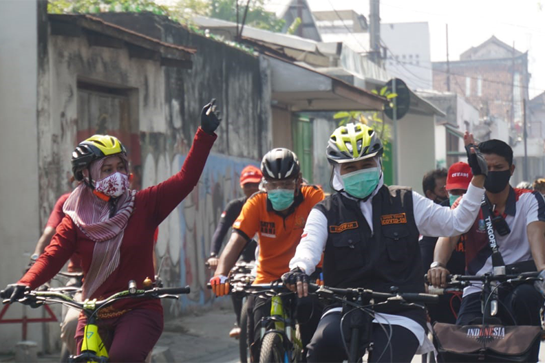 Gubenur Khofifah Gowes Bareng Wali Kota Mojokerto Sambil Bagi Masker