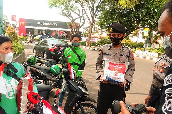 Polres Gresik Inisiasi Lawan Pandemi Covid-19 Dengan Kibarkan Bendera Merah Putih