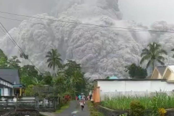Warga Terjebak Lumpur Semeru, Pemkab Lumajang Minta Heli dan Pasukan