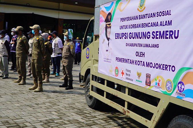 Bantu Korban Erupsi Gunung Semeru, Kota Mojokerto Kirim Bantuan Sosial dan Relawan