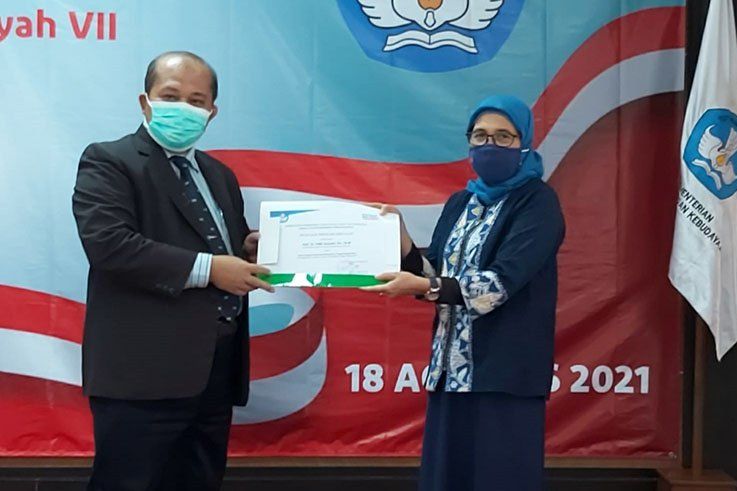 Hari Kemerdekaan RI, Gubes UHW Perbanas Terima Penghargaan dari LL Dikti 7 Jatim
