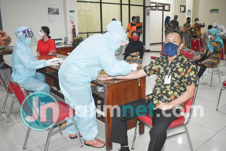Cegah Covid-19, Seluruh Karyawan dan Hakim di Pengadilan Negeri Gresik Jalani Rapid Test