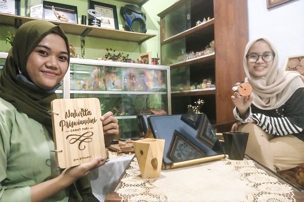 Di Tengah Pandemi Covid-19, Tiga Wanita Muda Hasilkan <em>Wooden Craft</em> Bernilai Jual dan Seni