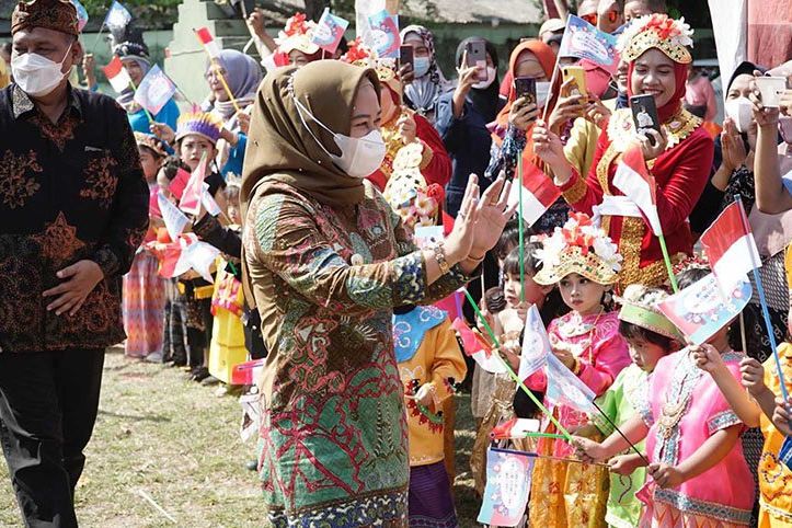 Kemeriahan Hari Anak Nasional di Kota Mojokerto Dengan Pakaian Adat dari Sabang - Merauke