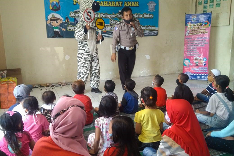 Gunakan Badut Zebra, Polantas Probolinggo Edukasi Anak-anak Rusunawa