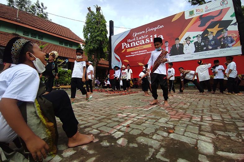 "Kopral" Ini Bikin Senyum Sumringah Anak-anak di Sekolah Soekarno Kecil