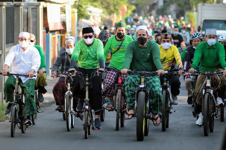 Para Santri, Gus dan Wali Kota Probolinggo Gowes Bareng Peringati Hari Santri