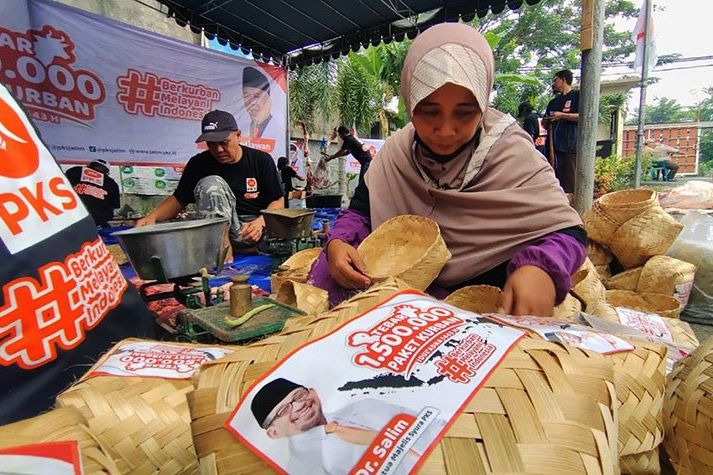 PKS Jatim Bagi 171 Ribu Paket Daging Kurban, Termasuk Sapi dari Gubernur Khofifah