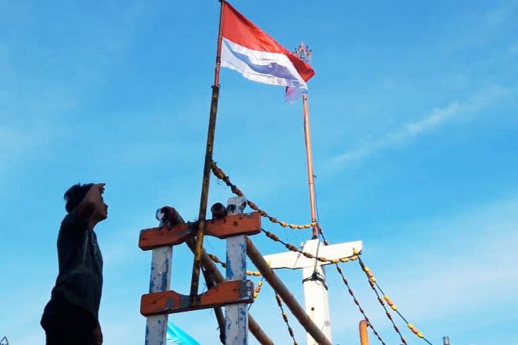 HUT RI ke-76, Satpolairud Ganti Bendera Merah Putih Usang di Kapal Nelayan Probolinggo