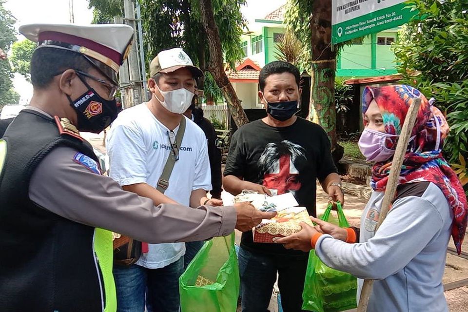 Peringati HPN, Jurnalis Probolinggo Bagikan Bingkisan Ke Ibu-ibu Penyapu Jalanan