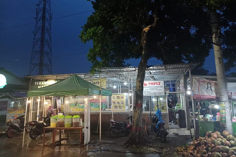 Hujan Deras di Mojokerto, Pohon Tumbang Timpa Satu Jeep yang Terparkir