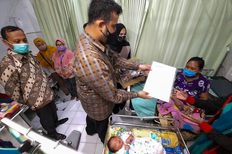 Wali Kota Probolinggo Tilik dan Beri Kejutan Bagi 8 Bayi Lahir di Hari Jadi Kota