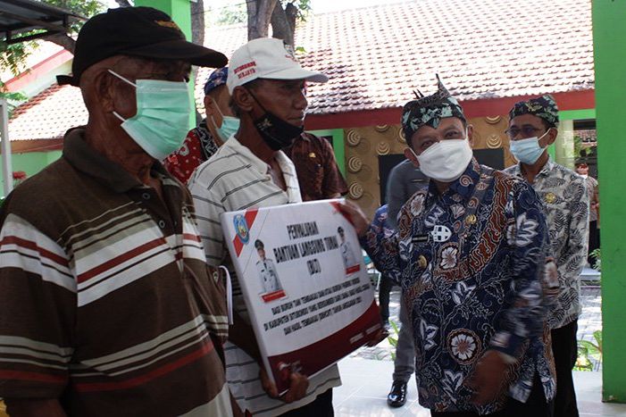 Salurkan BLT DBHCHT, Bupati Situbondo Berpesan Gunakan Uang Dengan Bijak
