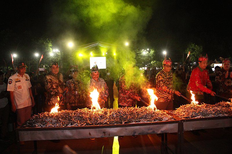 Bupati Situbondo Pimpin Kampanye Gempur Rokok Ilegal di Alun-alun