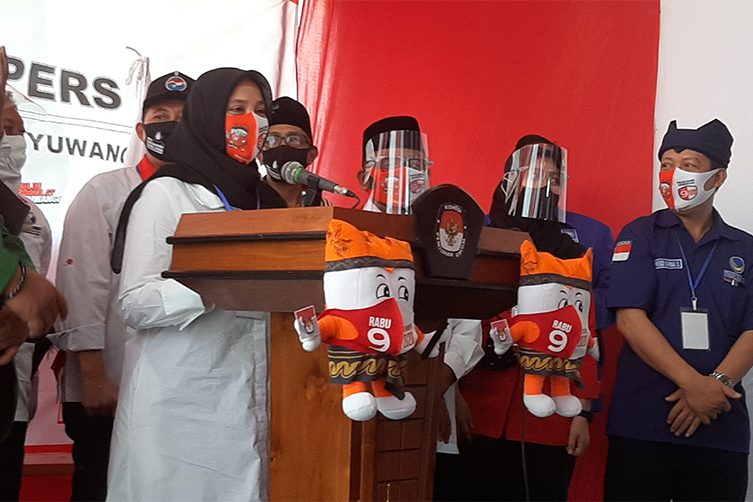 Ipuk Azwar Anas-Sugirah Jalan Kaki Sejauh 300 Meter untuk Daftar ke KPU di Pilkada Banyuwangi