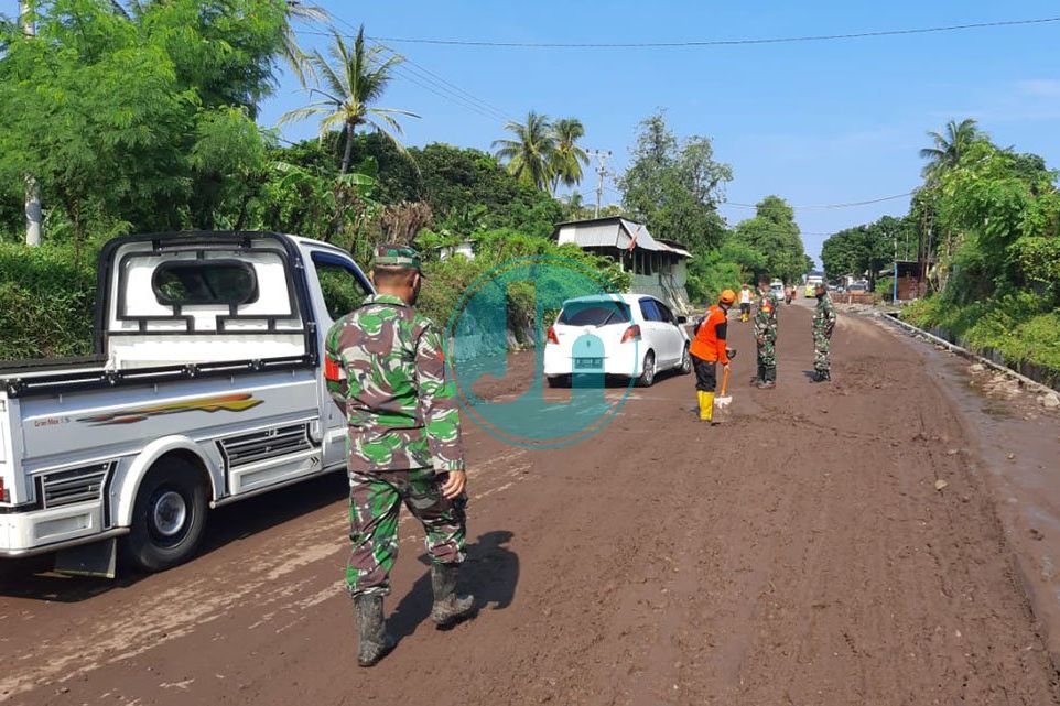 Banjir Bah Terjang Jalan Pantura Pecaron Situbondo