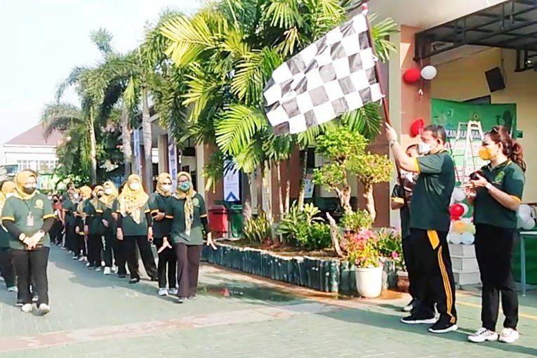 Semarak HUT RI dan MA ke-77, PN Gresik Gelar Jalan Sehat