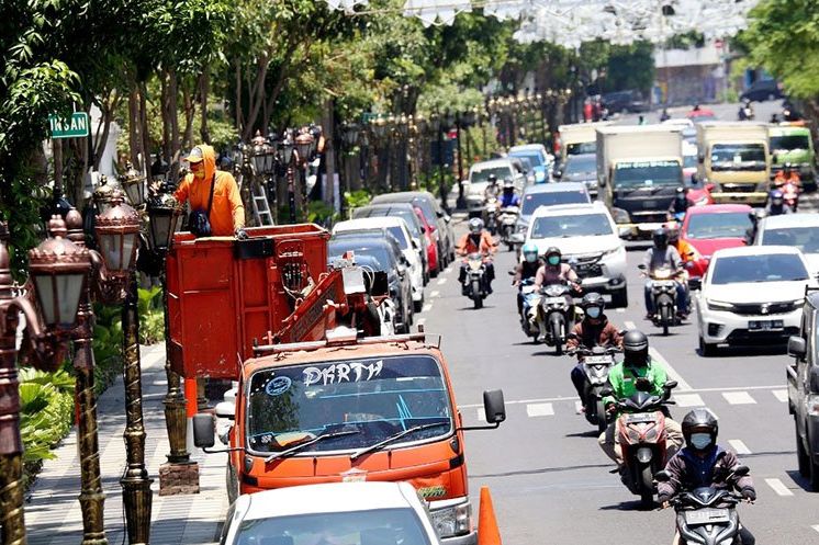 Kawasan Jalan Tunjungan Dipercantik Dengan Dekorasi Lampu PJU