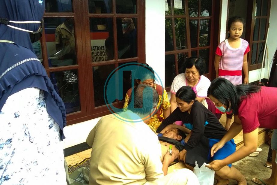 Kecapean Bersihkan Material Banjir Seorang Warga di Probolinggo Jatuh Pingsan