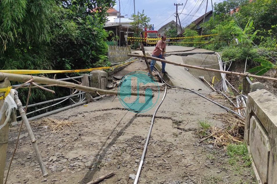 Jembatan Sekaligus Jalan Jalur Alternatif Mojokerto-Gresik-Lamongan Ambles