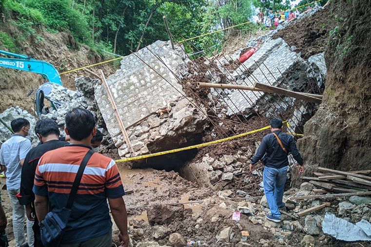 Dua Pekerja di Ponorogo Tewas Tertimbun Pondasi Jembatan