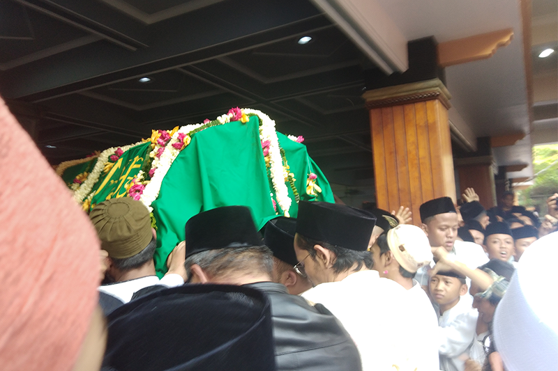 Santri dan Peziarah Penuhi Ponpes Tebuireng Sambut Jenasah Gus Sholah